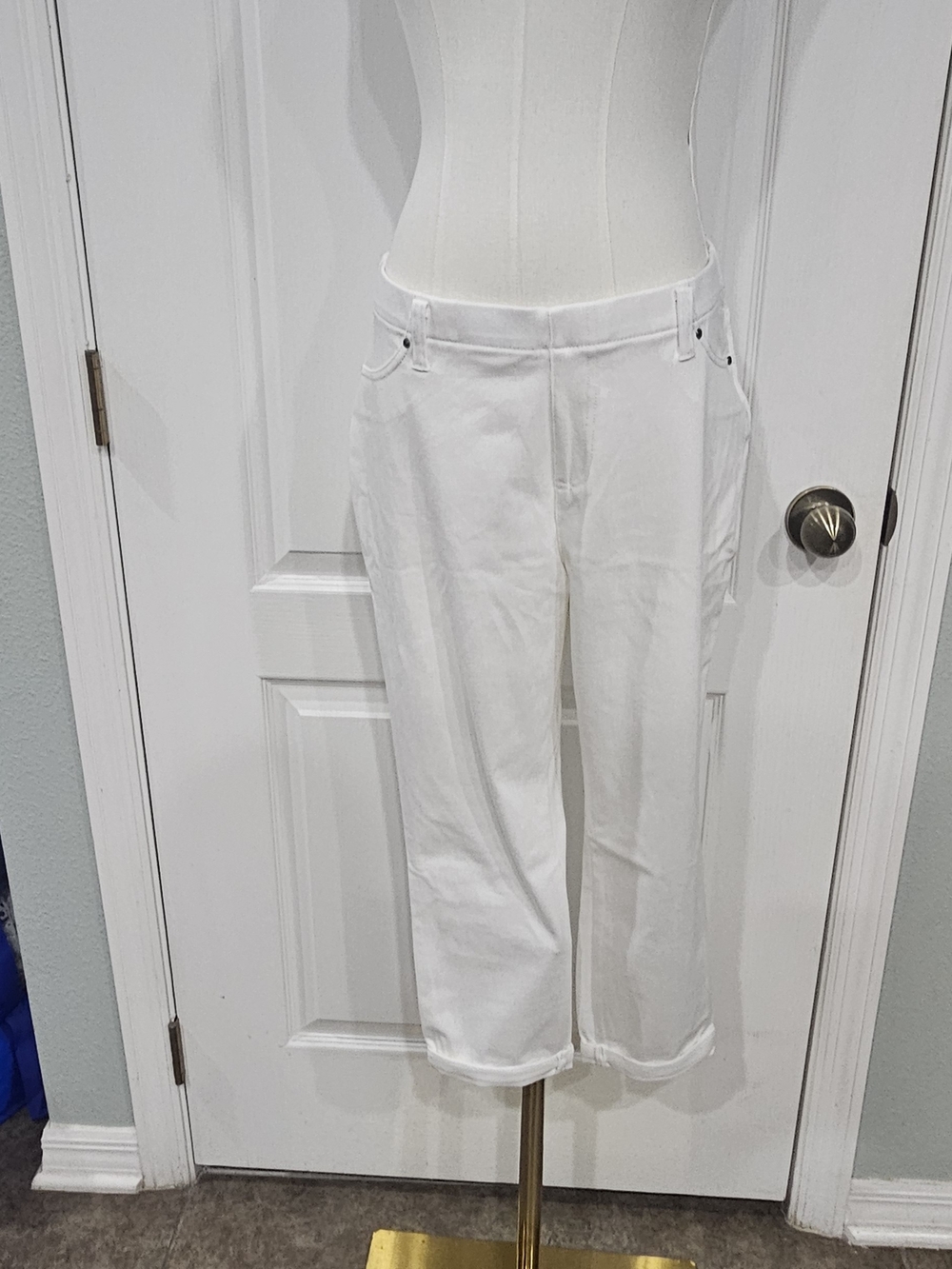 Time and Tru White Cropped Capri Jeggings